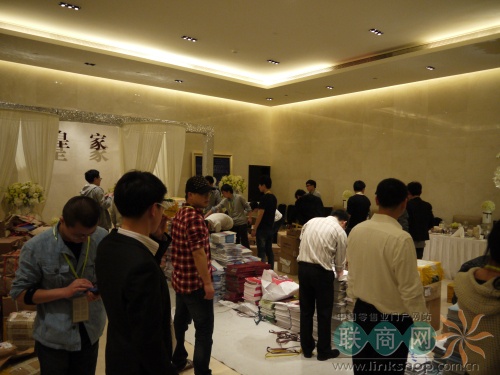 镜头：辛勤劳动 为大会做准备